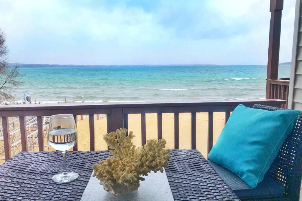 New Listing Beach Bliss 211! Stunning Bay View Траверс-Сити Экстерьер фото