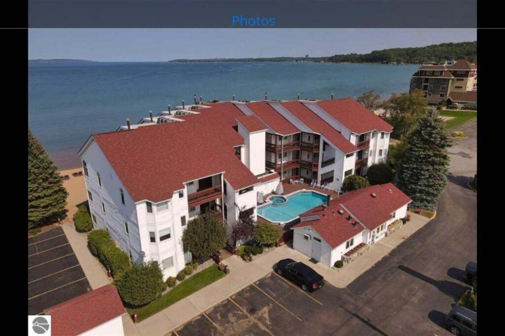 New Listing Beach Bliss 211! Stunning Bay View Траверс-Сити Экстерьер фото