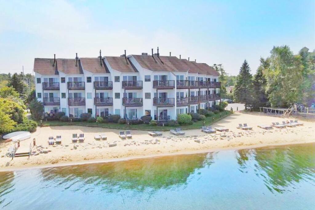 New Listing Beach Bliss 211! Stunning Bay View Траверс-Сити Экстерьер фото