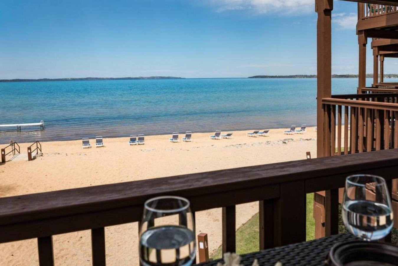 New Listing Beach Bliss 211! Stunning Bay View Траверс-Сити Экстерьер фото