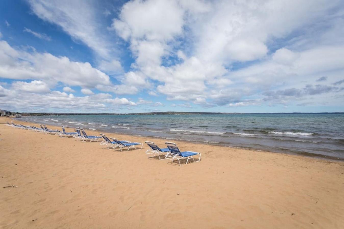 New Listing Beach Bliss 211! Stunning Bay View Траверс-Сити Экстерьер фото